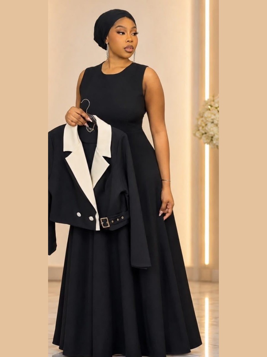 Robe noire portée avec une veste à revers noir et blanc