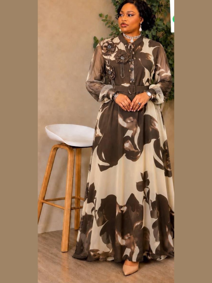 Robe longue en mousseline à fleurs cacao sur fond ivoire